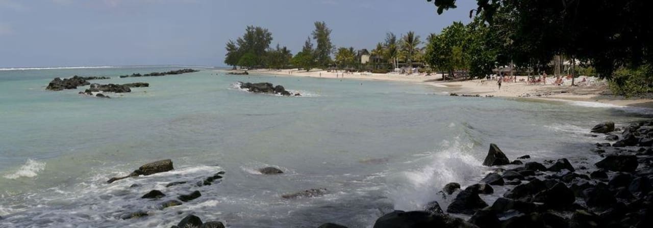 Seitlicher Blick auf den Hotelstrand Sands Suites Resort & Spa
