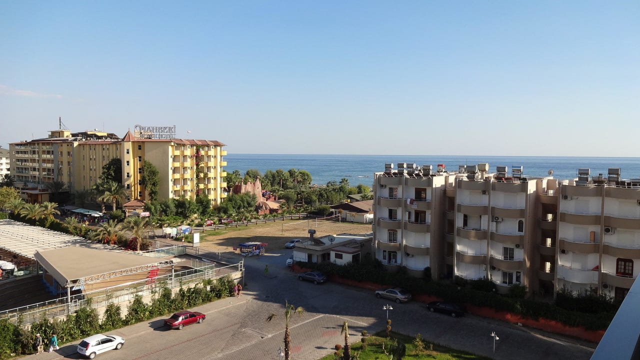 Ausblick vom Balkon mit seitlichem Meerblick Hotel Royal Garden Beach