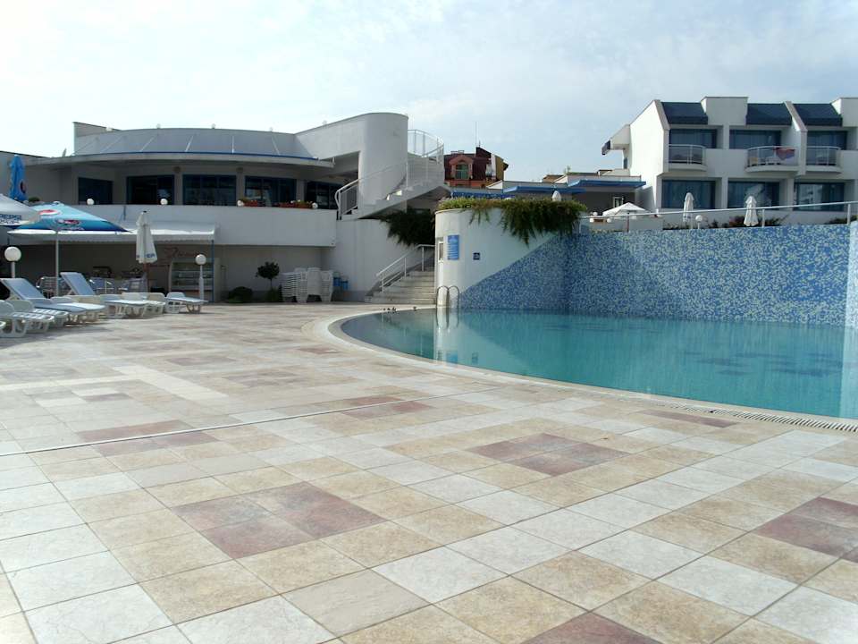 Pool und Hotel Sineva Park