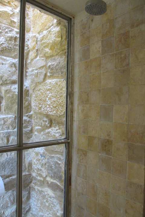 Dusche mit Aussicht in den Lichtschacht Dana Hotel