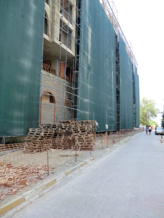 Weg zum Strand Dizalya Palm Garden