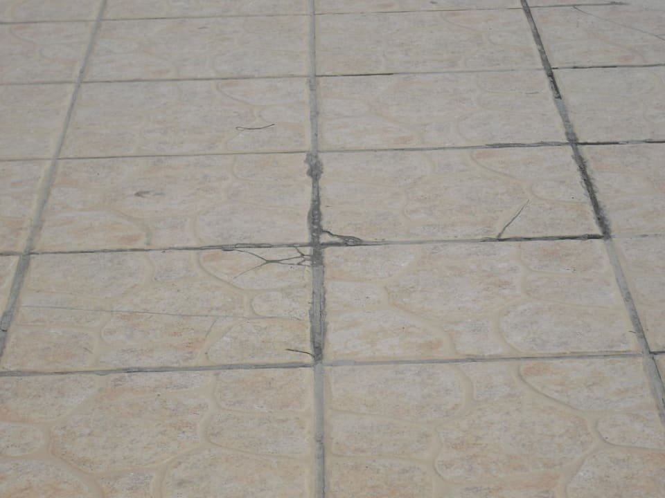 Defekte Fliesen, sehr rutschig Hotel Royal Nozha