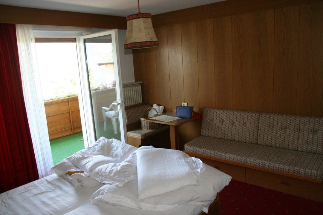 Elternzimmer; zum Balkon Schenna Resort Hotel Rosengarten