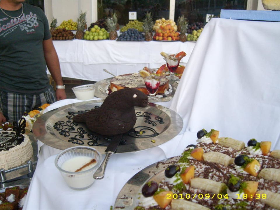 Lecker Nachtisch Saturn Palace Resort Hotel