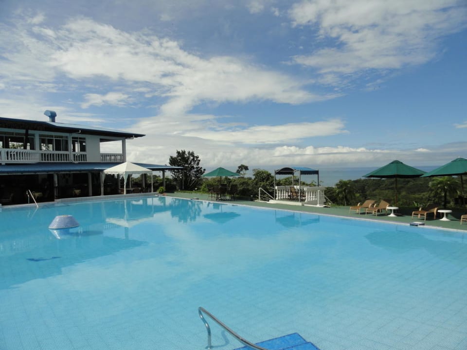 Über 400m2 Poolfläche laden zum Relaxen ein Hotel Cristal Ballena