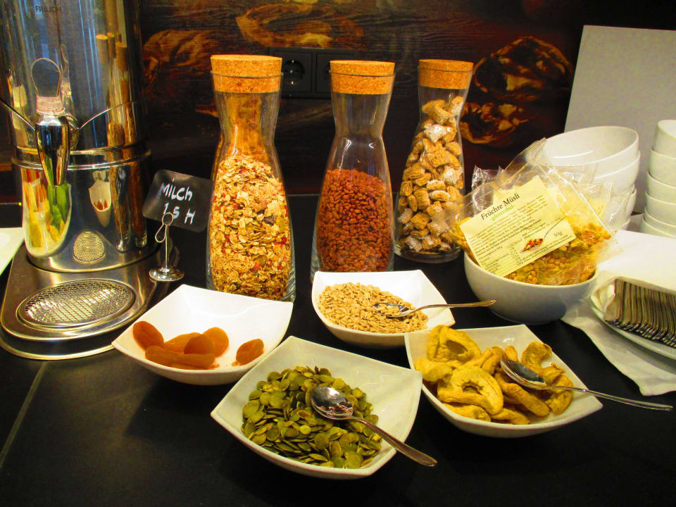 Frühstücksbuffet SORAT Hotel Saxx Nürnberg