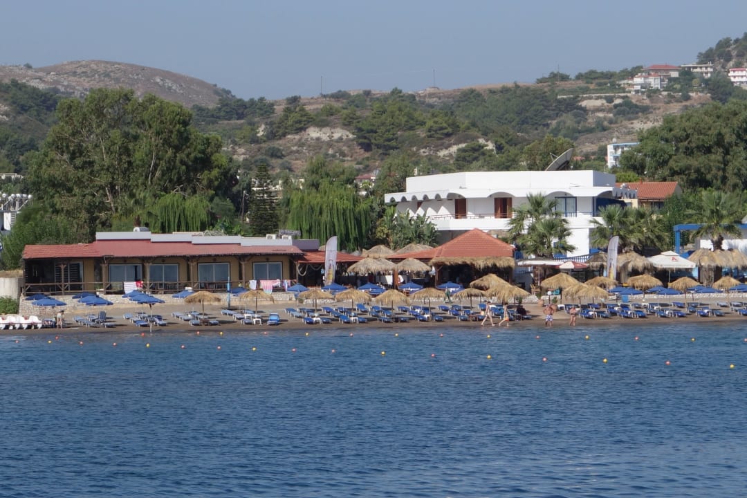 Hotelstrand, Bar und Hotelgebäude dahinter Hotel Aquarius Beach