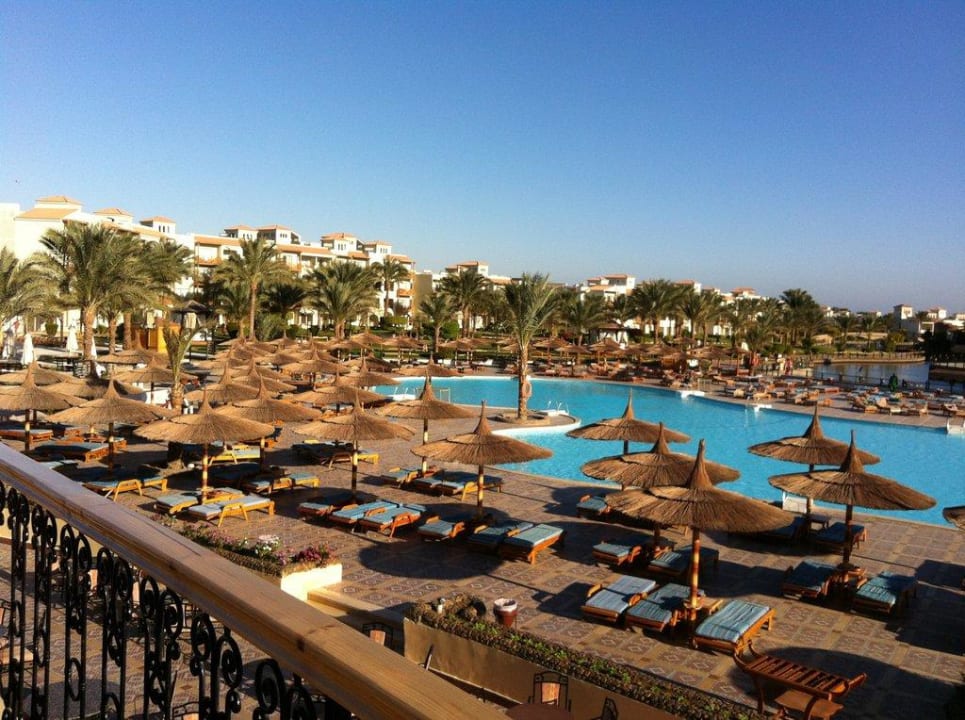 Blick auf die Poolanlage Pickalbatros Dana Beach Resort - Hurghada