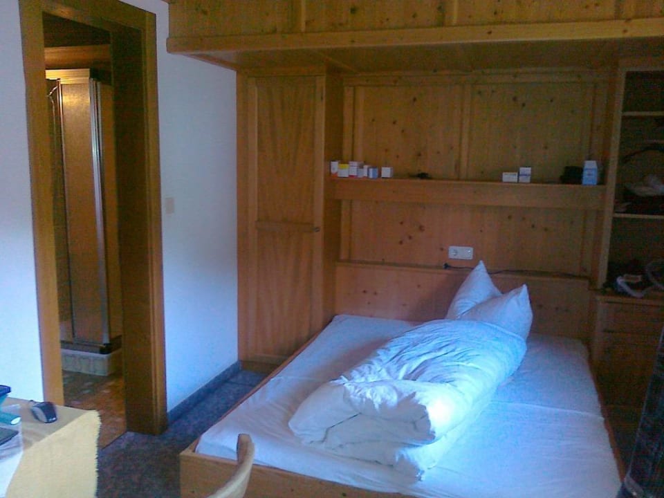 Bett mit Tür zum Badezimmer Hotel Klausenhof