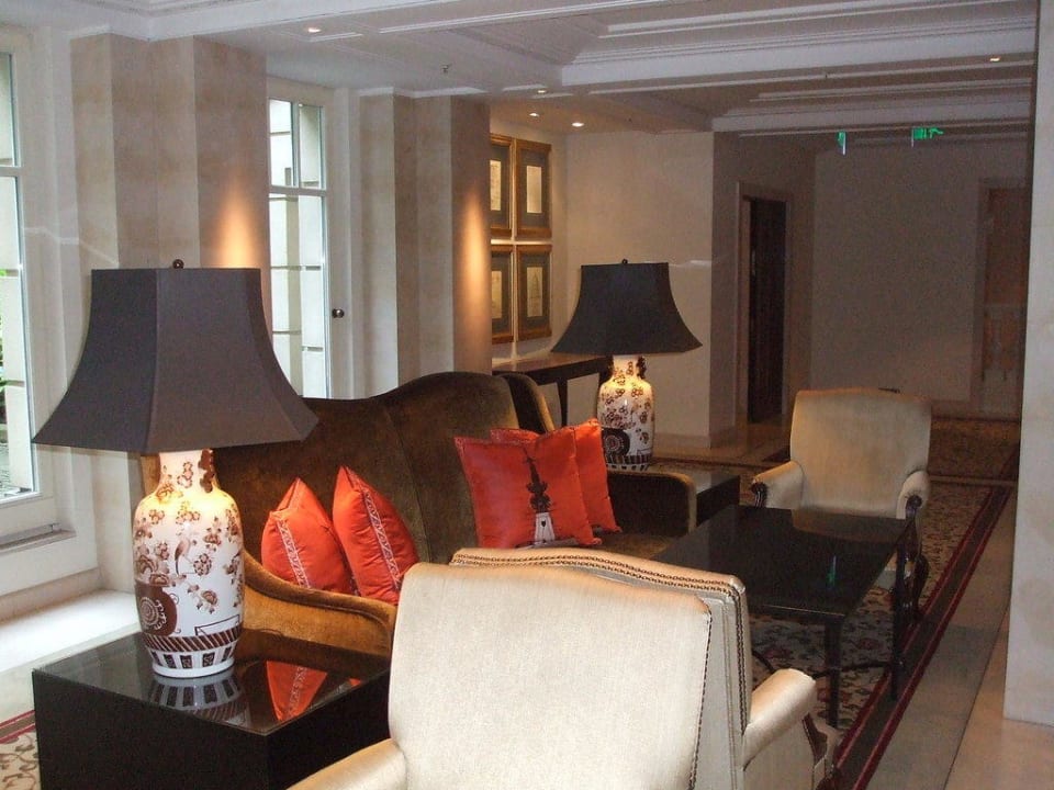 Sitzecke im ersten Stock vom Hotel Adlon Hotel Adlon Kempinski Berlin