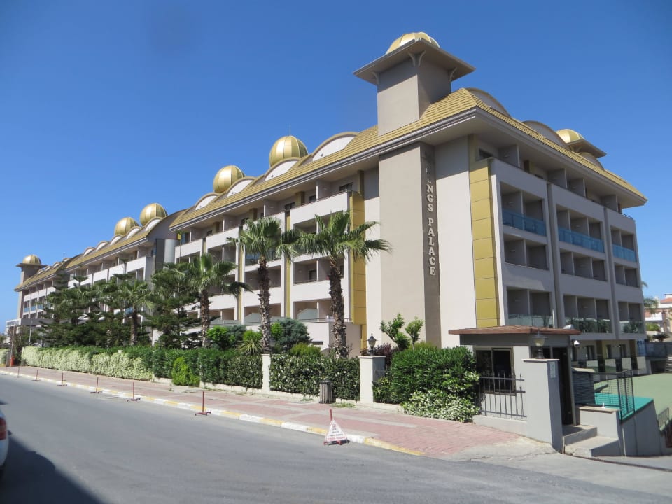 Von der Straße aus mit herrlich duftender Hecke Aydinbey Kings Palace & Spa