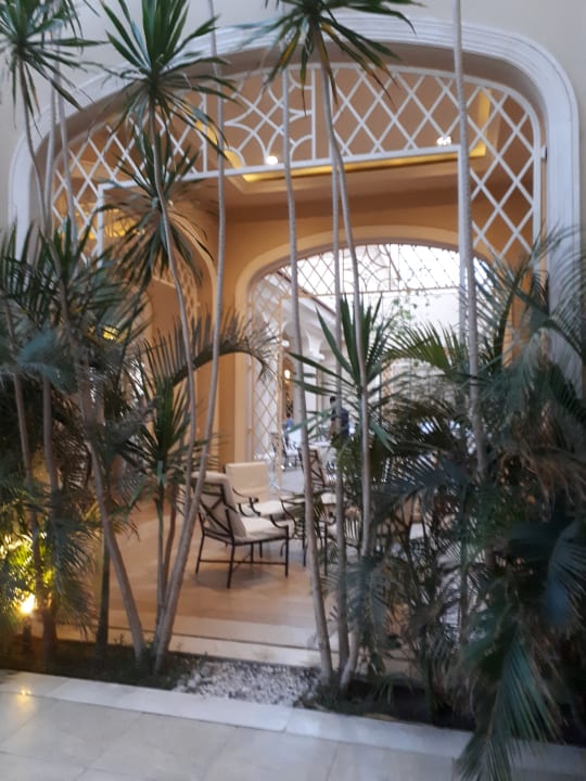 Teil der Lobby bzw. Terrasse an der Lobby JAZ Aquamarine Resort