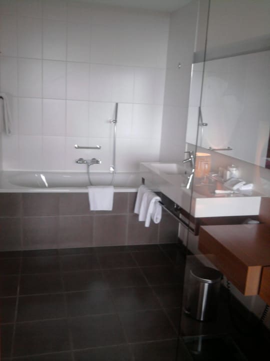 Bad mit Dusche und Wanne Falkensteiner Balance Resort Stegersbach