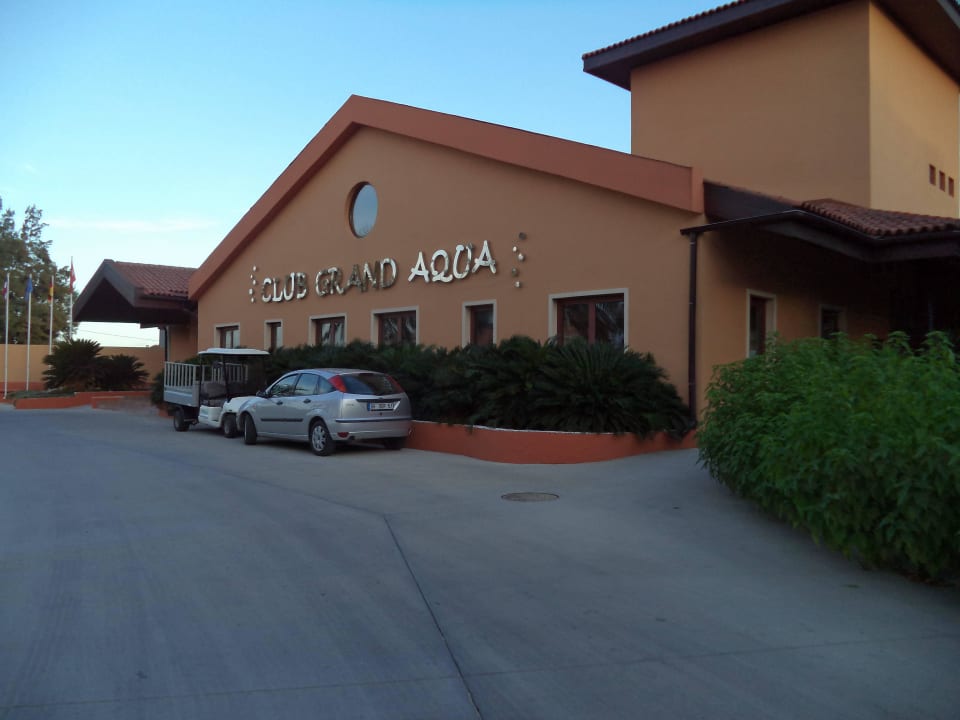 Eingang von außen Club Grand Aqua