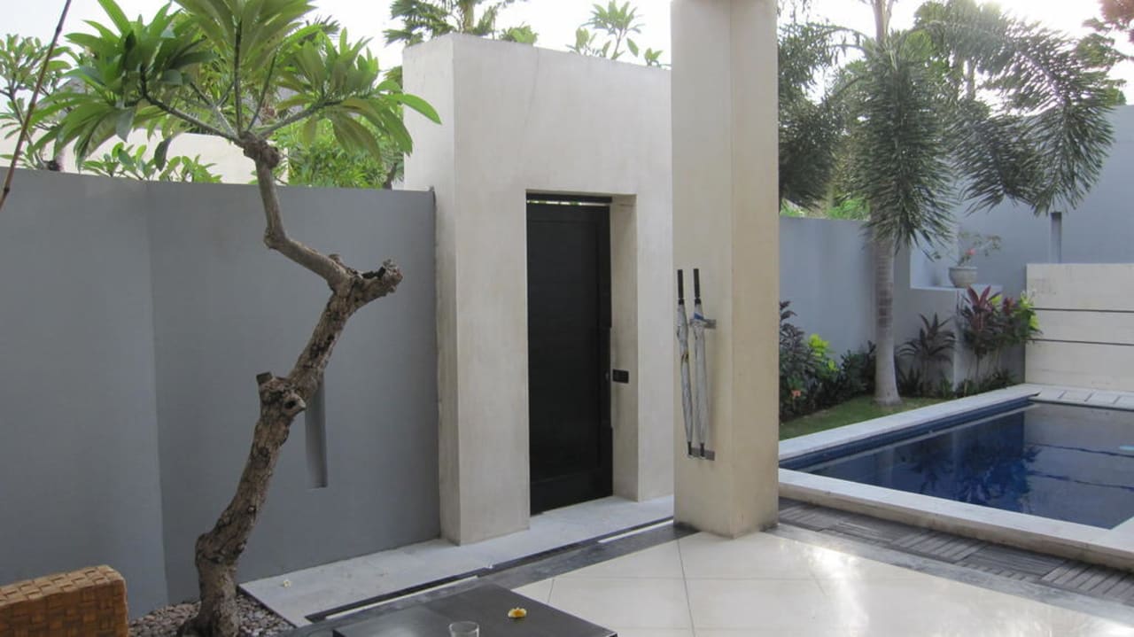 Blick zum Ein-/Ausgang zur Villa The Seminyak Suite - Private Villa