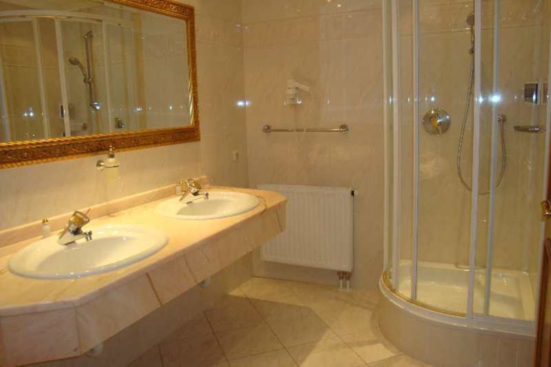 Bad mit Dusche und Badewanne Wohlfühlresort Peternhof