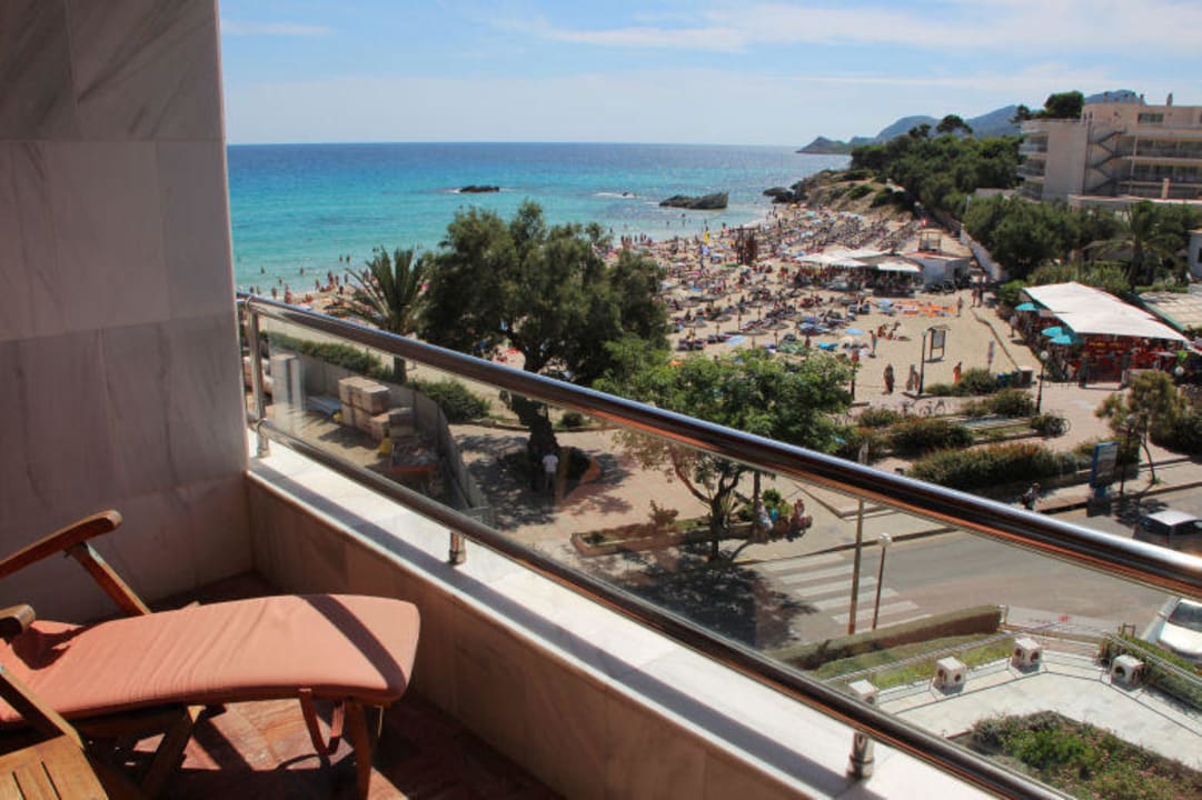 Blick vom Balkon auf den Strand  Hotel Serrano Palace