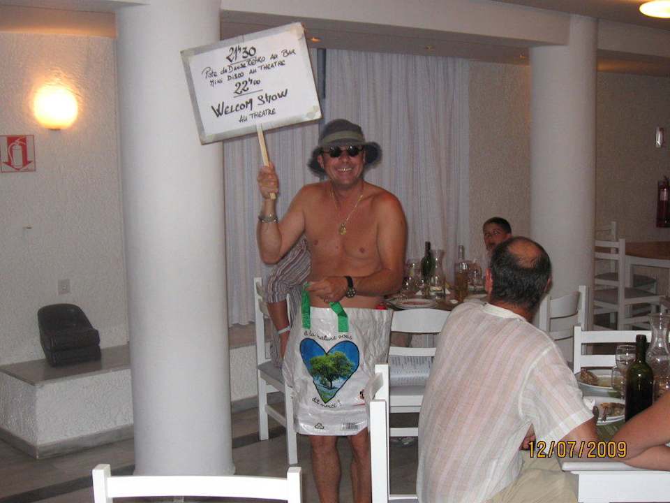 Einer Animater informiert die Gäste Brown Beach Eretria