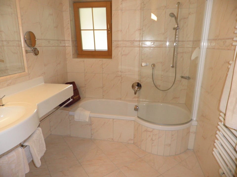 Ein sehr grosszügiges Bad mit 2 GarnituBademänteln Platzlhof - Mein Hotel im Zillertal