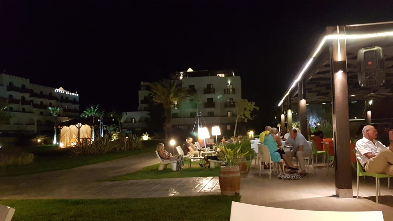 Beachbar abends  TUI BLUE Oceanis Beach and Spa Resort