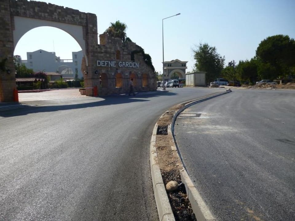 Neue Strasse vor dem Hotel Hotel Defne Garden