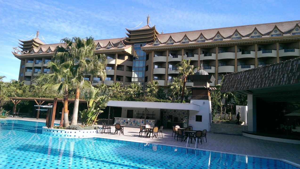 Blick aufs Nachbar Hotel Dragon Port Side Resort Hotel