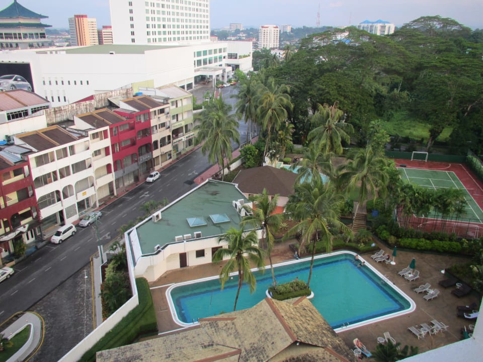 Sicht auf die Poolanlage, !0. Etage Hilton Kuching