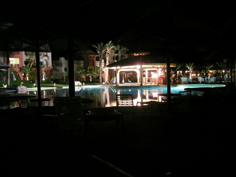 Swimup Bar in der Nacht Serenity Alpha Beach