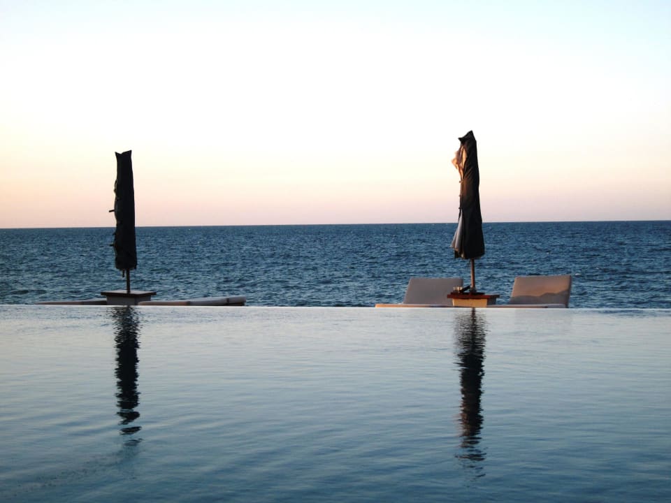 Pool am Strand in der Dämmerung The Chedi Muscat