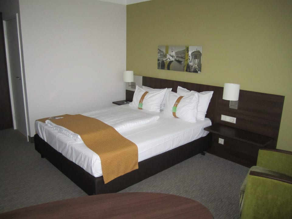 Andere Ansicht auf das Bett Leonardo Hotel Heidelberg-Walldorf