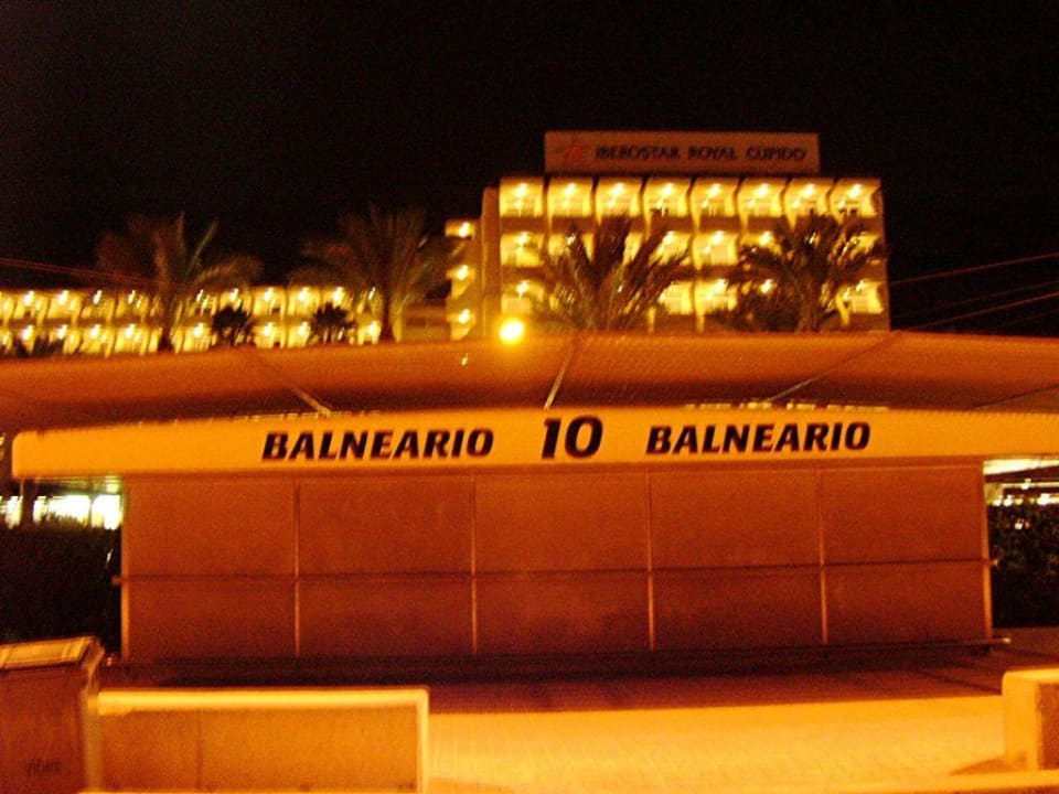 Blick aufs Hotel vom Strand aus Iberostar Waves Bahia de Palma