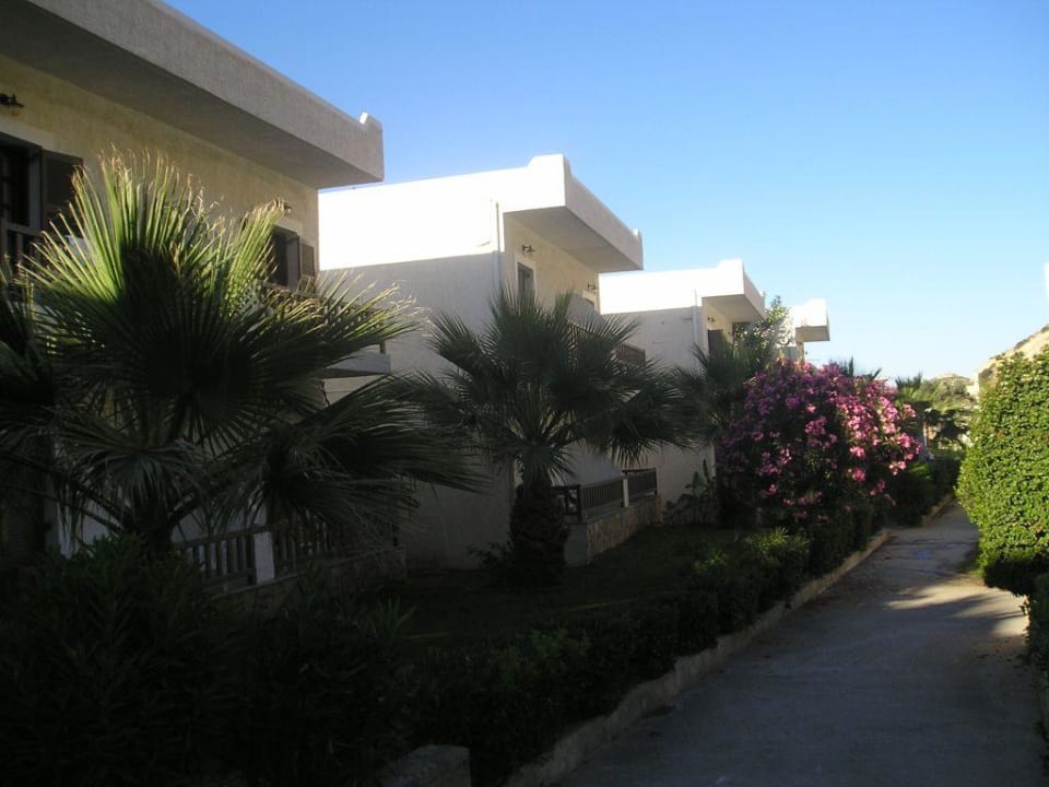 Valley Village - Weg zu den Bungalows Matala Valley Village
