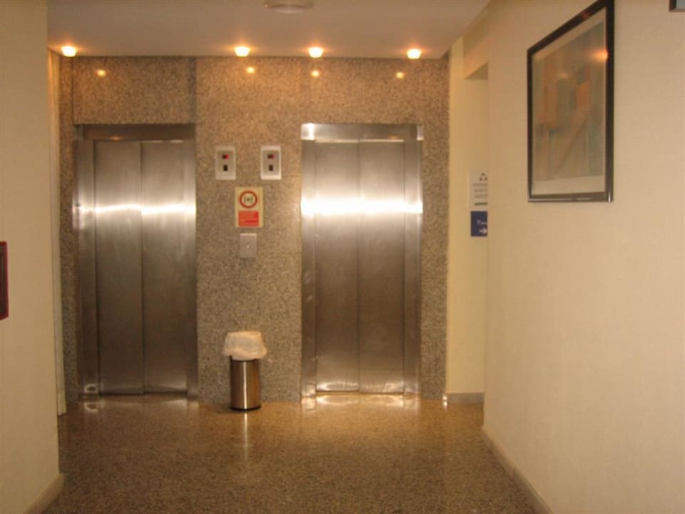 Jeder Komplex hat 2 Lifte Hipotels Bahia Grande