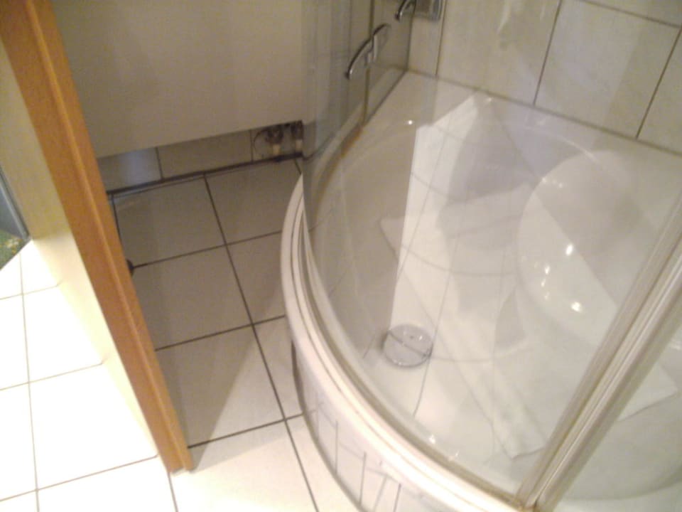 Sehr wenig Platz im Bad  Zimmer 211 Garner Hotel Hamburg - Wandsbek Marktplatz