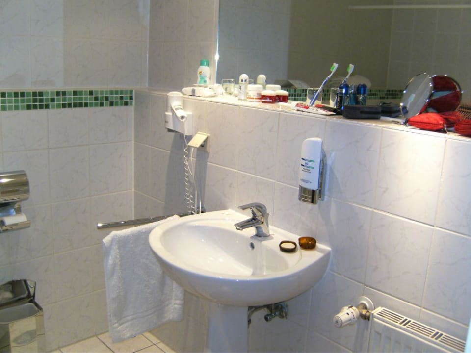 Bad vom Zimmer 1003 Leonardo Hotel Frankfurt City Center