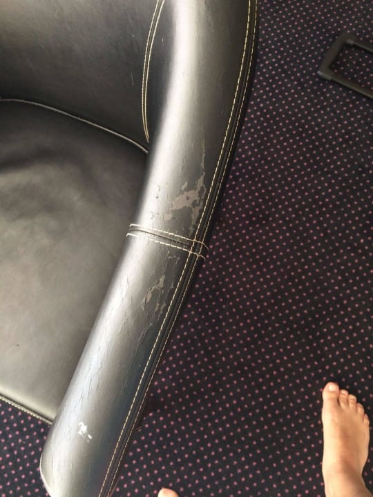 Die Möbel allesamt abgenutzt und Schmutzig Leonardo Royal Hotel Den Haag Promenade