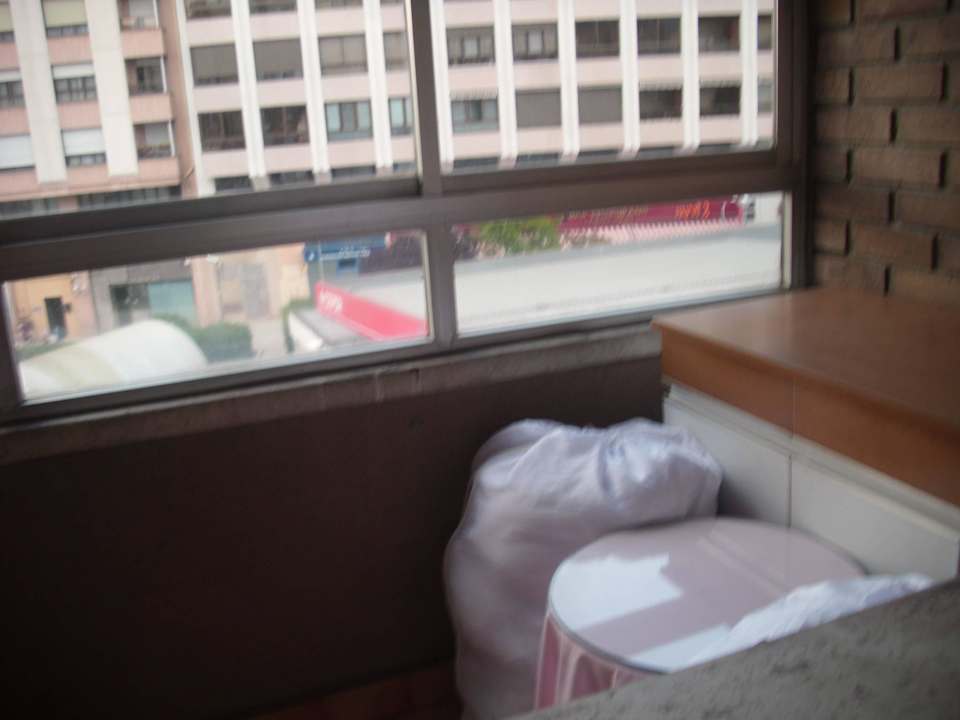 Ausblick über vollgestellten Balkon Apartments Iruña