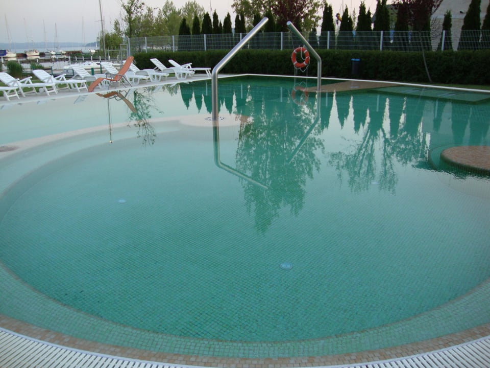 Außenpool des Hotels Hotel Golden Lake Resort