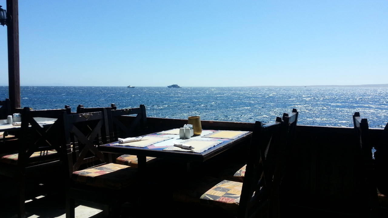 Frühstück (Essen) direkt am Meer Arabella Azur Resort