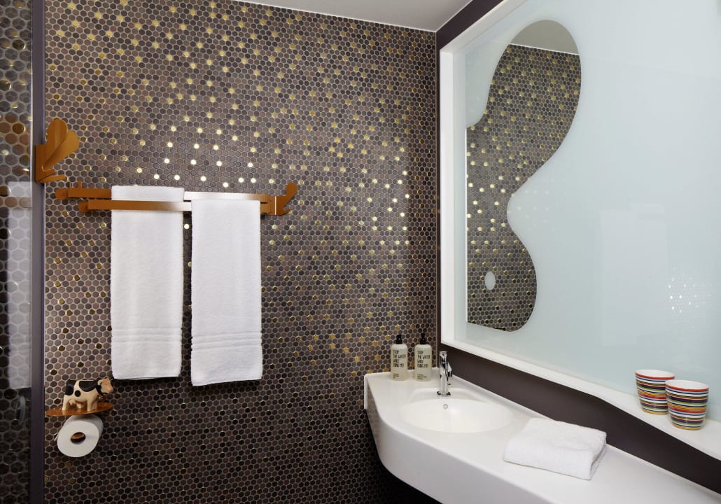 25hours Hotel Zürich West_ Gold Zimmer Bad 25hours Hotel Zürich West