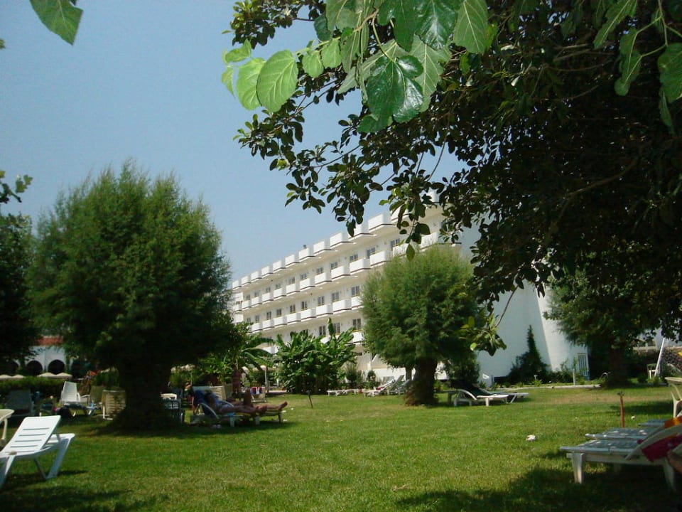 Gartenanlage des Hotels  Irene Palace Beach Resort Club alltoura
