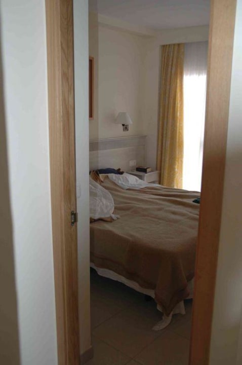 Blick in eines der beiden Schlafzimmer Ilunion Sancti Petri