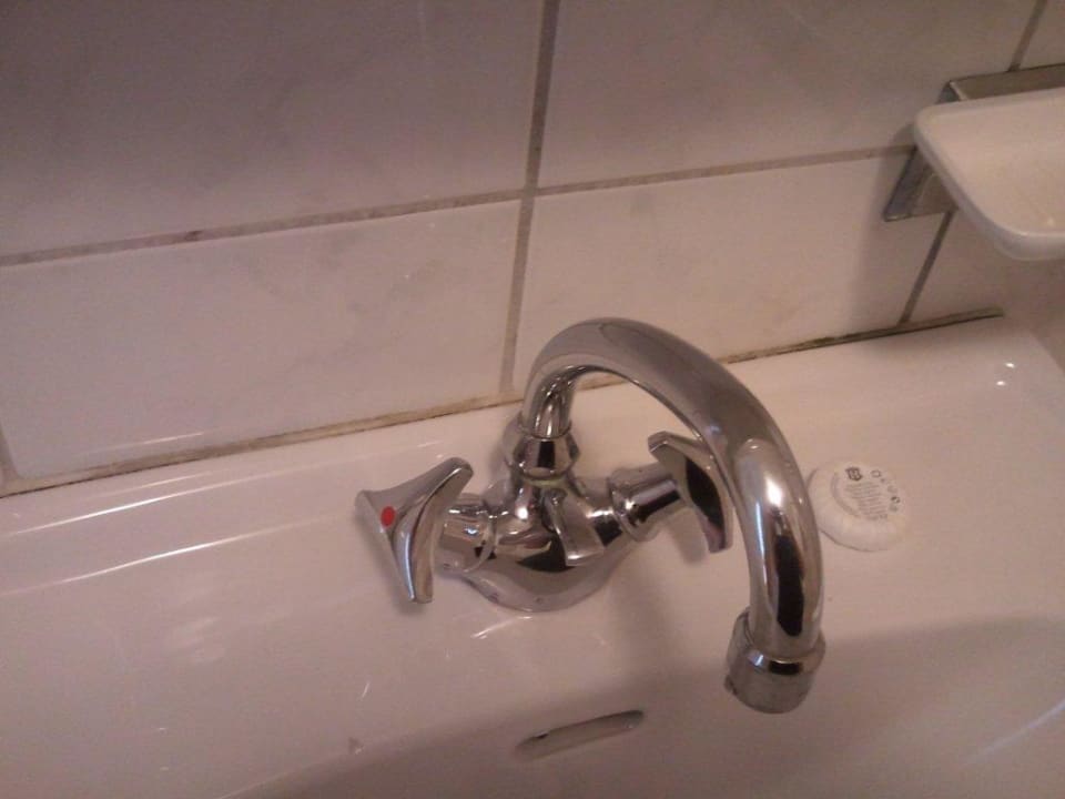 Veraltete Waschtischarmatur im "Komfort"zimmer Kurhaus Klement
