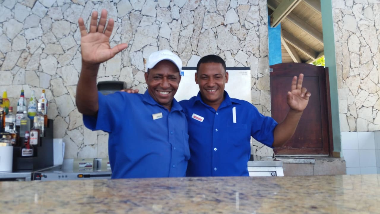 Männer von der Poolbar  Ocean Blue & Sand