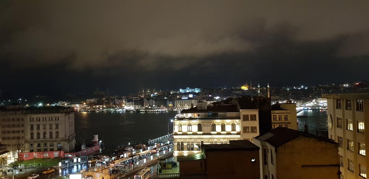 Ausblick von der Rooftop Bar auf dem Dach The House Hotel Vault Karakoy