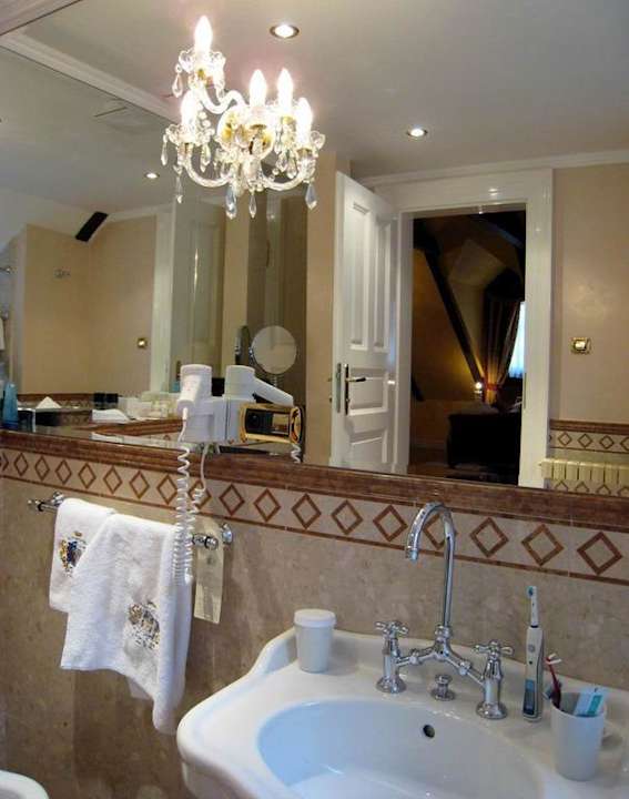 Bathroom of royal suite Residence Hotel Alchymist