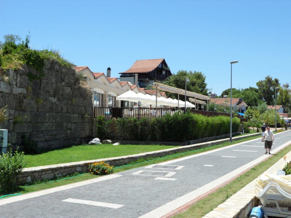 Promenade >mittig< Außenterrasse vom Restaurants Can Garden Beach