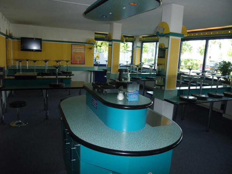 Hier wird das Frühstücksbuffet aufgebaut ibis budget Hotel Essen Nord