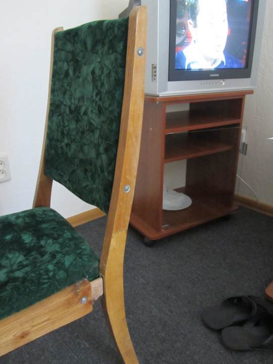 Сломанный стул Hotel Holosiyvsky