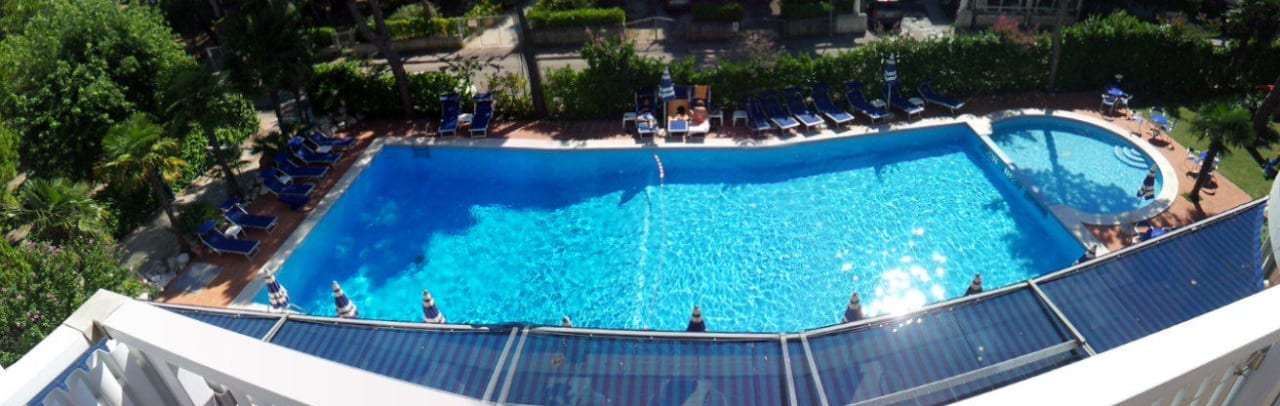 Pool vom Balkon (Panorama etwas verzerrt) Hotel Medusa Splendid